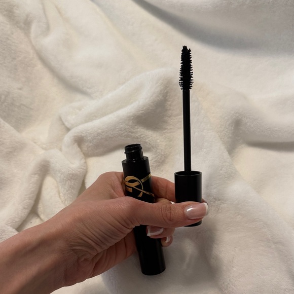 Yves Saint Laurent Luxurious Black and Gold Mascara - Picture 5 of 5
